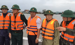 Phó Thủ tướng Trịnh Đình Dũng kiểm tra công tác ứng phó bão tại của biển Sông Đốc (Trần Văn Thời, Cà Mau).