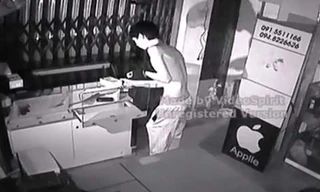 Người thanh niên cởi trần đột nhập cửa hàng điện thoại khoảng 2h sáng ngày 4/5.. Ảnh: Cắt từ clip.