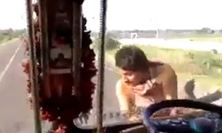 Tài xế bỏ vô-lăng trèo qua kính chắn gió 'diễn xiếc'