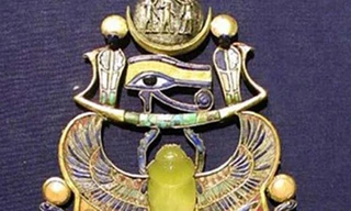 Mặt dây chuyền bọ hung chế từ sao chổi của vua Tutankhamun