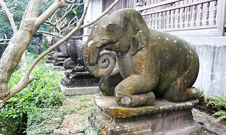 Các linh thú có tư thế quỳ chầu trước cửa Tam Bảo. Ảnh: Quang Chiến