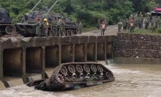 Xe tăng Đài Loan kẹt xích, lật nhào xuống suối. Ảnh: CNA.