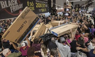 Khách hàng chen lấn để mua được tivi giá trẻ trong ngày Black Friday ở Mỹ. Ảnh: The Independent.