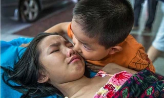 Rơi nước mắt bé trai 7 tuổi một mình đưa chị gái vào viện