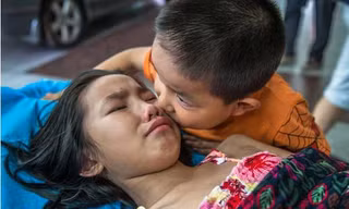 Rơi nước mắt bé trai 7 tuổi một mình đưa chị gái vào viện