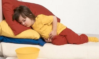 Trẻ em rất dễ bị ngộ độc (Ảnh minh họa)