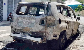 Chiếc ôtô cháy rụi sau tiếng nổ. Ảnh: An Phước.