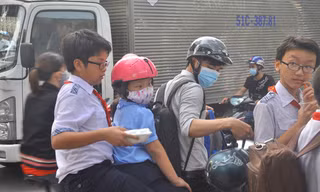 Việc cấm học thêm, dạy thêm trong nhà trường tại TPHCM đang gây nhiều dư luận trái chiều (Trong ảnh: Học sinh vội vàng lên xe đi học thêm sau giờ tan trường)