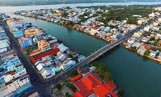 Cầu Thiềng Đức nối liền phường 1 với phường 5 của Thành phố Vĩnh Long, nơi đang hình thành một khu dân cư – thương mại ngay “cửa ngõ” Cần Thơ. Ảnh: Internet
