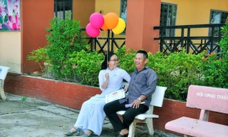 Hai cha con cùng nhau ghi lại khoảnh khắc đáng nhớ trong ngày bế giảng.