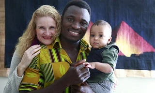 Vua châu Phi quay lại Canada làm việc để gửi tiền về nuôi dân