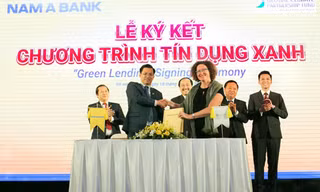 Ông Trần Ngọc Tâm – Tổng Giám đốc Nam A Bank và Bà Maud Savary Mornet – Giám đốc GCPF Khu vực Châu Á Thái Bình Dương cùng ký kết hợp tác triển khai chương trình Tín dụng xanh.