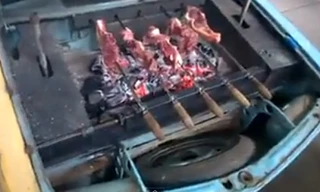 Nướng thịt bằng động cơ ô tô