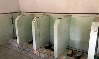 Nhà vệ sinh ở trường tiểu học thuộc huyện Yên Sơn, Tuyên Quang. Ảnh: Dương Tâm.