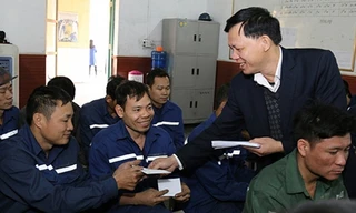 Lãnh đạo công ty khuyến khích công nhân ngày sản xuất đầu năm mới 2019