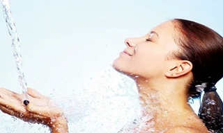 Gội đầu thường xuyên sẽ khiến da đầu và chân tóc bị khô và hư tổn.