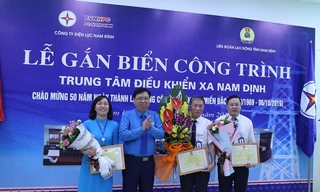 Ông Vũ Văn Nghĩa – Chủ tịch Liên đoàn Lao động tỉnh Nam Định trao Quyết định công nhận công trình Trung tâm điều khiển xa Nam Định là công trình chào mừng 50 năm ngày thành lập Tổng công ty Điện lực miền Bắc