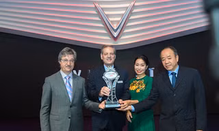 Ông Dan Vardie - Chủ tịch AutoBest trao giải “Ngôi sao mới” cho VinFast - vinh danh ‘Thương hiệu và mẫu xe mới ấn tượng nhất’ tại triển lãm Paris Motor Show 2018