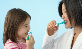 Những sai lầm tai hại của mẹ khi đánh răng cho con