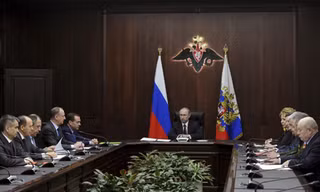 Ông Putin chủ trì cuộc họp với các quan chức cấp cao Nga. Ảnh: Reuters