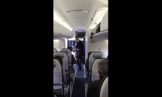 Nữ tiếp viên nhảy, hát trên máy bay 'chọc' hành khách