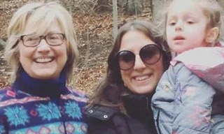 Một phụ nữ có tên Abby Schwittek bắt gặp bà Clinton trong khu rừng ở New York cuối tháng 11 với chiếc áo len lông cừu sặc sỡ. Ảnh: Twitter