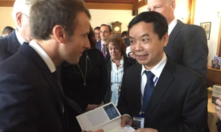 Tổng thống Pháp trao bản quyền cuốn 'Revolution' phát hành tại Việt Nam