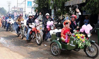 Độc đáo màn rước dâu bằng dàn xe Minsk ở Đăk Lăk
