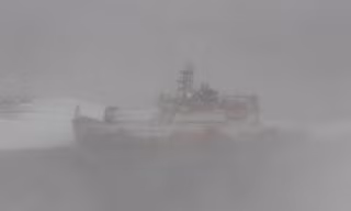 Tàu Aurora Australis mắc cạn trong bão tuyết. Ảnh: antarctica.gov.au