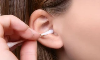 Mẹo đẩy nước khỏi tai khi tắm hoặc bơi