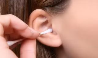 Mẹo đẩy nước khỏi tai khi tắm hoặc bơi
