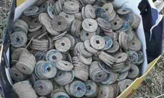 28 kg tiền xu cổ được đựng trong hũ sành nằm sâu dưới ruộng lúa khoảng 25 cm. Ảnh: V.T