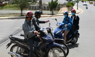 "Cò đặc sản" chèo kéo du khách đi hái dâu vườn giá 20.000 đồng một ký. Ảnh: Khương Văn.