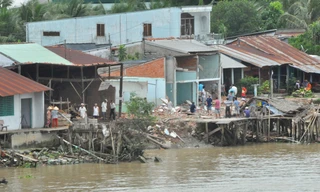 Sạt lở làm đổ sụp trại mộc của ông Sáu Thum xuống sông lúc 3 giờ 30 phút ngày 13/7.