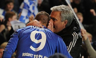 Chelsea tạm treo áo số 9 của Torres