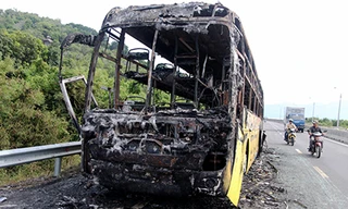 Ôtô giường nằm cháy rụi. Ảnh: Xuân Ngọc.