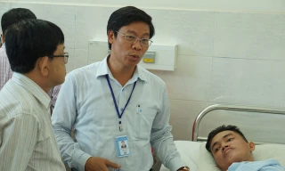 Lãnh đạo trường ĐH Công nghiệp Thực phẩm TPHCM đến thăm sinh viên Phú Quý