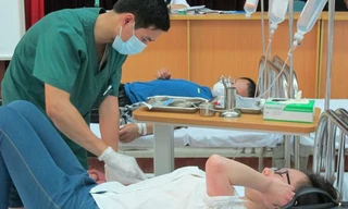 Bệnh nhân trước khi truyền đường cần xét nghiệm máu và được bác sĩ theo sõi sát. Ảnh: N.Phương