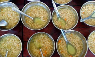 Bữa ăn sáng của trẻ ở trường mẫu giáo Đông Thạnh. Ảnh: Châu Thành.