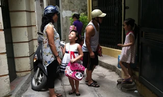 Học sinh vào lớp 1 chuẩn bị học trước chương trình tại nhà một giáo viên tiểu học nằm trong ngõ 236 đường Khương Đình (quận Thanh Xuân, Hà Nội). Ảnh: Q.Anh