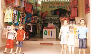 Cửa hàng bán quần áo trẻ em vắng hoe trong “tháng cô hồn”. 