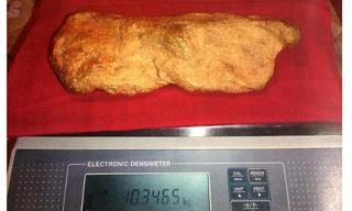 Thỏi vàng nguyên khối nặng tới 10kg.