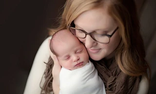 Tina hạnh phúc bên con gái bé bỏng chào đời từ phôi thai đông lạnh suốt 24 năm. Ảnh: Daily Mail.