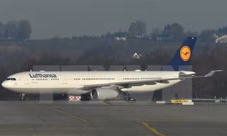 Máy bay của hãng hàng không Lufthansa tại sân bay Franz-Josef-Strauss ở Munich, Đức ngày 29/11 vừa qua. (Ảnh: AFP/TTXVN) 