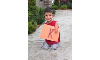 Bé Bowen được vợ chồng cô Doven Toomey, người Mỹ, nhận nuôi từ một nhà trẻ mồ côi ở Serbia lúci 18 tháng tuổi. Ảnh: Today