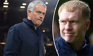 Mourinho cay cú vì những bình luận của Scholes và nhân trận thắng Everton, đáp trả mạnh mẽ. Ảnh: DE. 