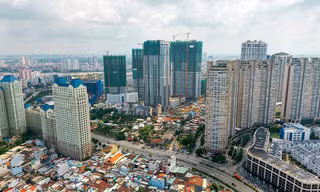 Sự sôi động và hấp dẫn của kênh đầu tư bất động sản khiến chuyên gia lo ngại quay lại thời kỳ bong bóng 2007-2008. Ảnh: Lê Quân.