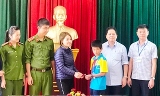 Dũng trả lại túi vàng cho người đánh rơi. Ảnh: Hoàng Tân