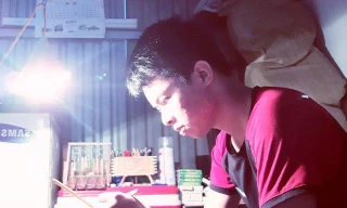 Bùi Khắc Hiếu với niềm đam mê khắc chữ trên bút chì của mình.