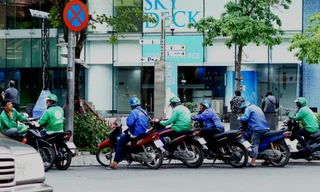 Còn nửa tháng nữa, tài xế Uber sẽ chuyển sang Grab. Ảnh: Viễn Thông